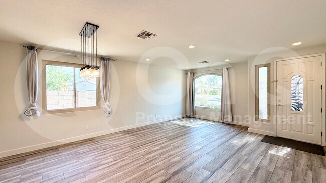 Building Photo - 572 N Bell Dr