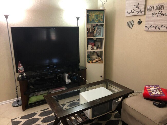 Foto del edificio - Northgate Area- 1 bedroom / 1 Bath fourplex apt./Walking distance to A&M/Tile Floors/ August Pre-...