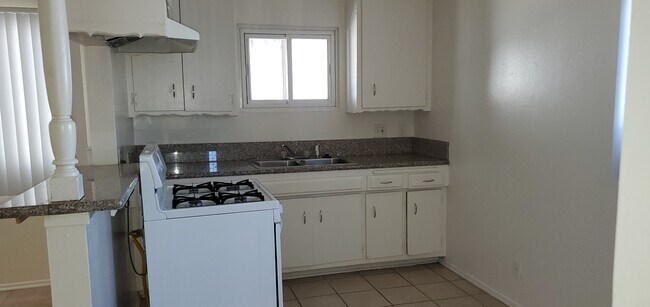 Kitchen - 6748 Hayvenhurst Ave