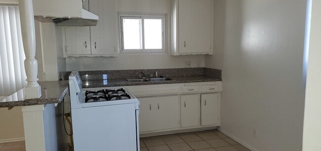 Kitchen - 6748 Hayvenhurst Ave