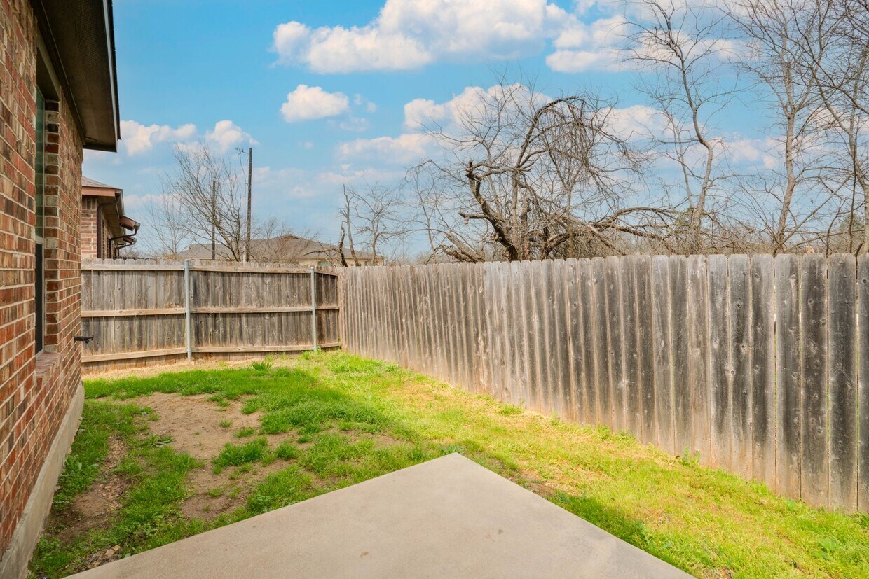 Primary Photo - AVAILABLE NOW! NICE 3 BEDROOM DUPLEX LOCAT...