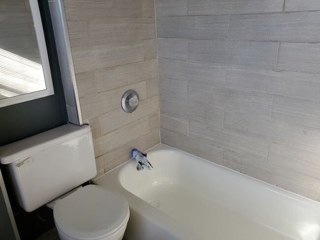 Baño - 137 Carleton St