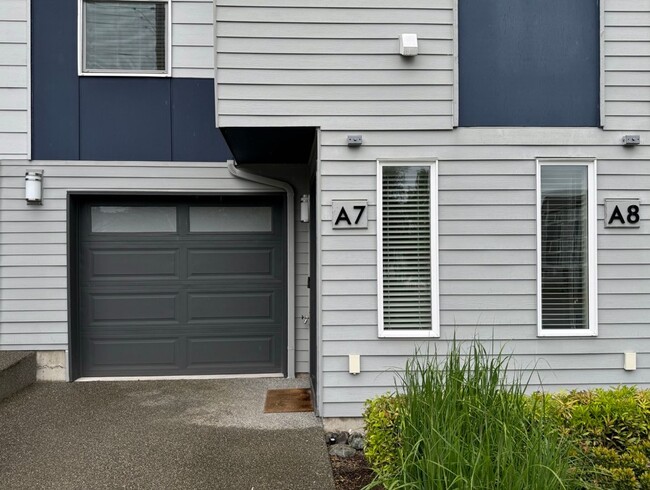 Building Photo - Modern Lynnwood 2BD/2.5BTH Townhome for Le...