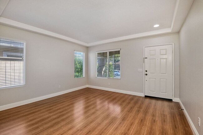 Building Photo - Sierra Ridge 4 br 2.5 ba Gated Community R...