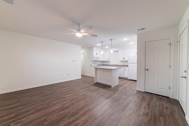 Building Photo - 6208 Commerce Dr