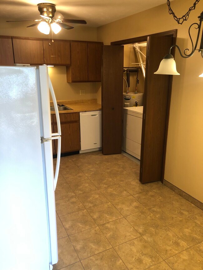 Kitchen w/ washer & dryer - 1713 Rockingham Dr