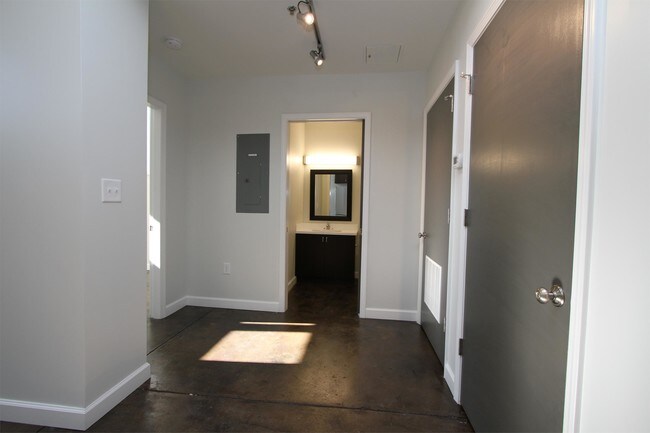 Building Photo - 144 W Henry St