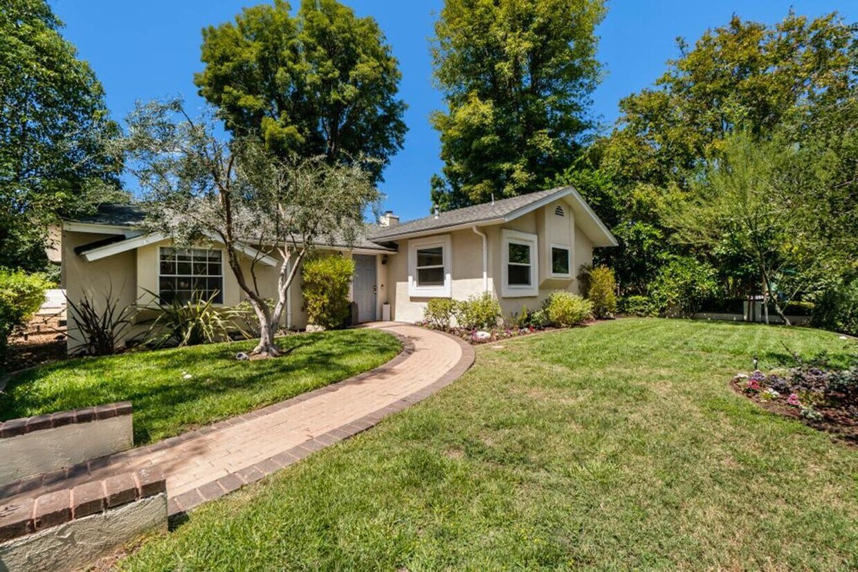 Primary Photo - A charming 3-bedroom, 2.5 bath home in Don...