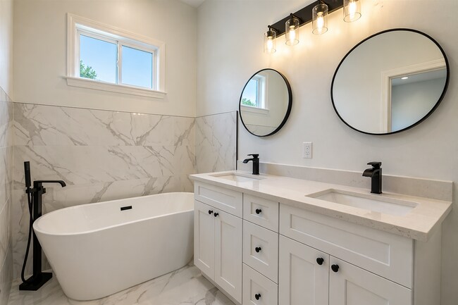 Foto del edificio - 2707 Jackson Blvd