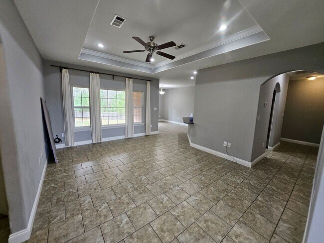 Building Photo - 165 James Dr