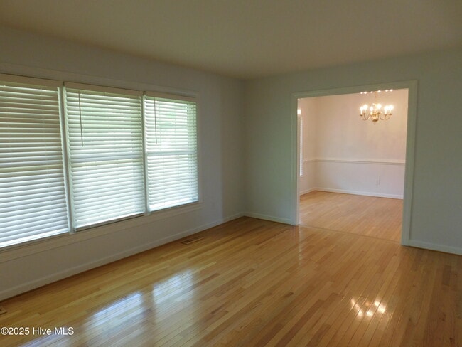 Foto del edificio - 3701 Lavenham Rd