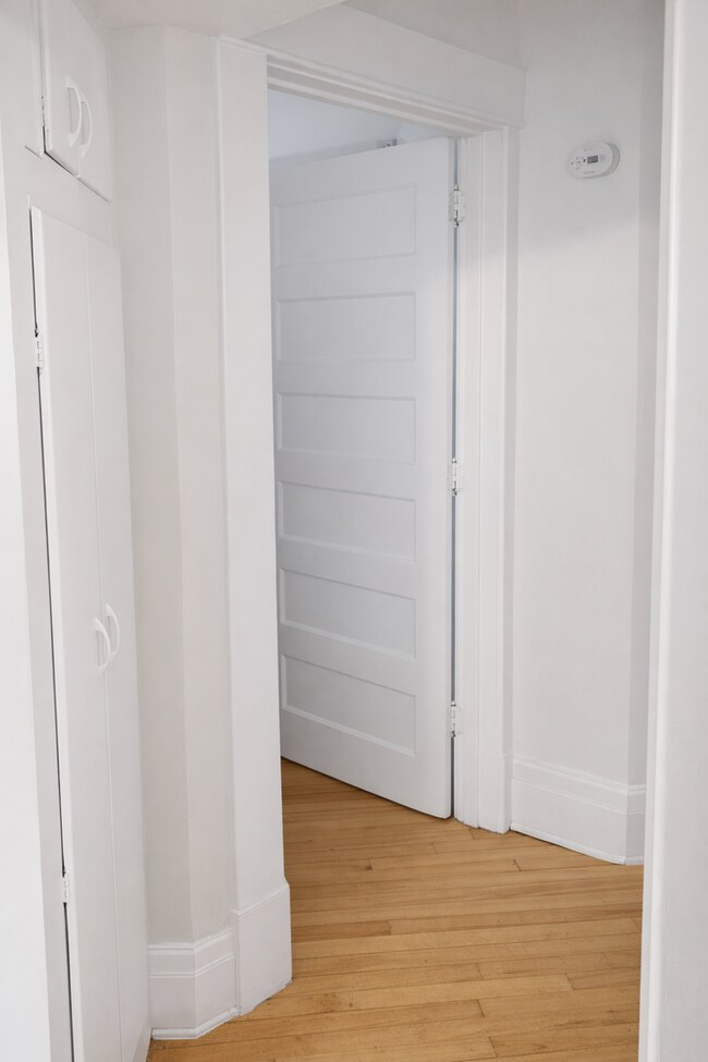 Building Photo - 808-810 University Ave SE