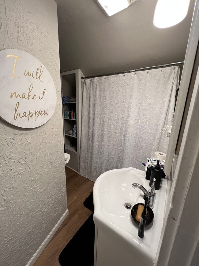 531 N Appleton St Unit Upper, Appleton, WI 54911 Room for Rent in