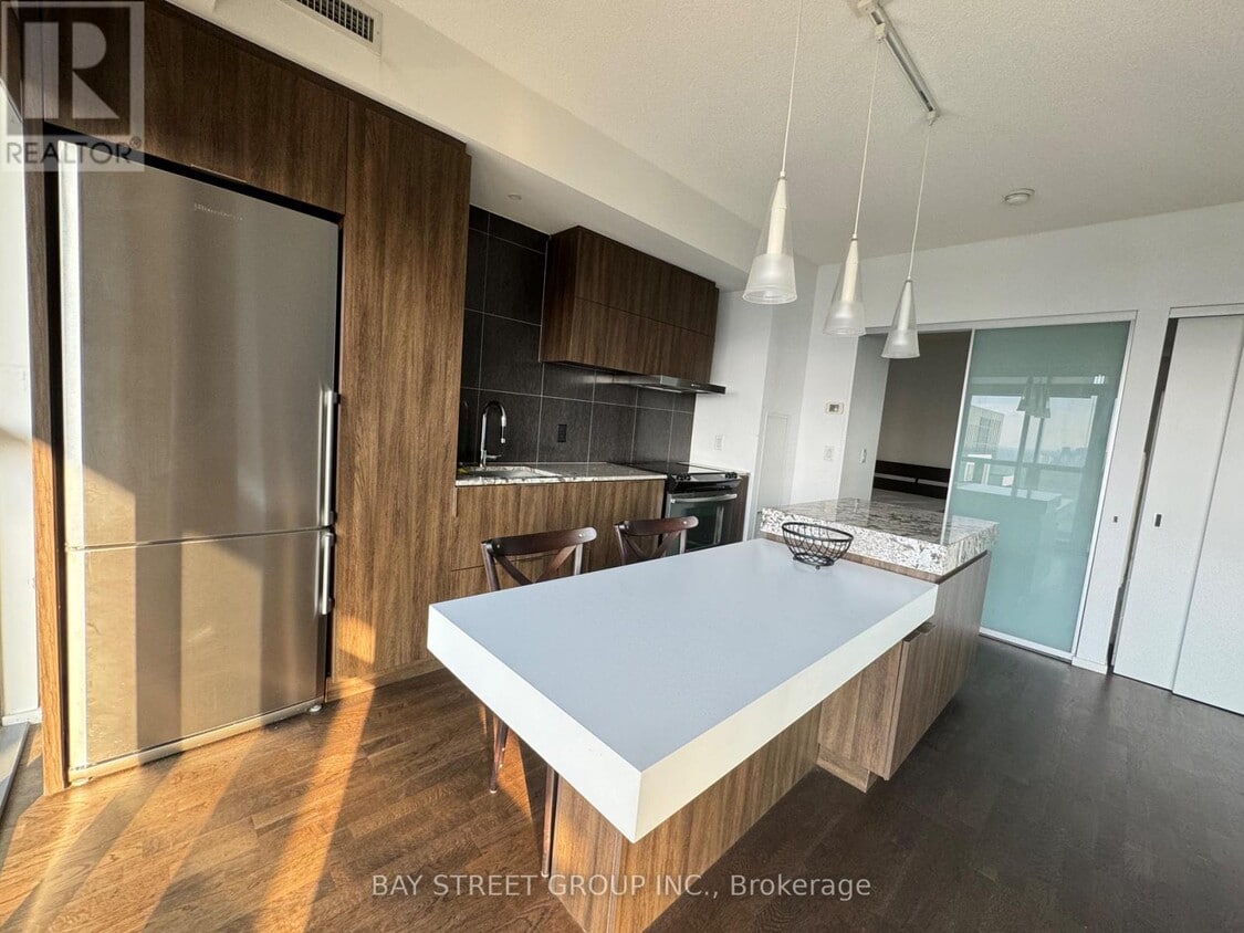 Primary Photo - 101 Charles St E