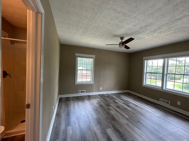 Foto del edificio - 365 Palmetto Rd - Privately Located on 1 A...