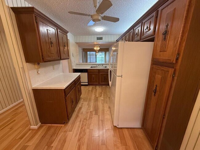 Foto del edificio - 6215 Coral Lake Dr