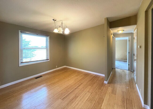 Foto del edificio - 3 bed 2 bath, full unfinished basement