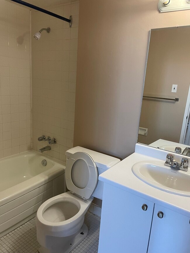 Building Photo - 175 Bloor St W