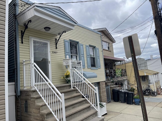 Building Photo - 1307 44th St