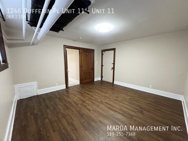 Photo du bâtiment - SPACIOUS BACHELOR GILES & DUFFERIN + HYDRO