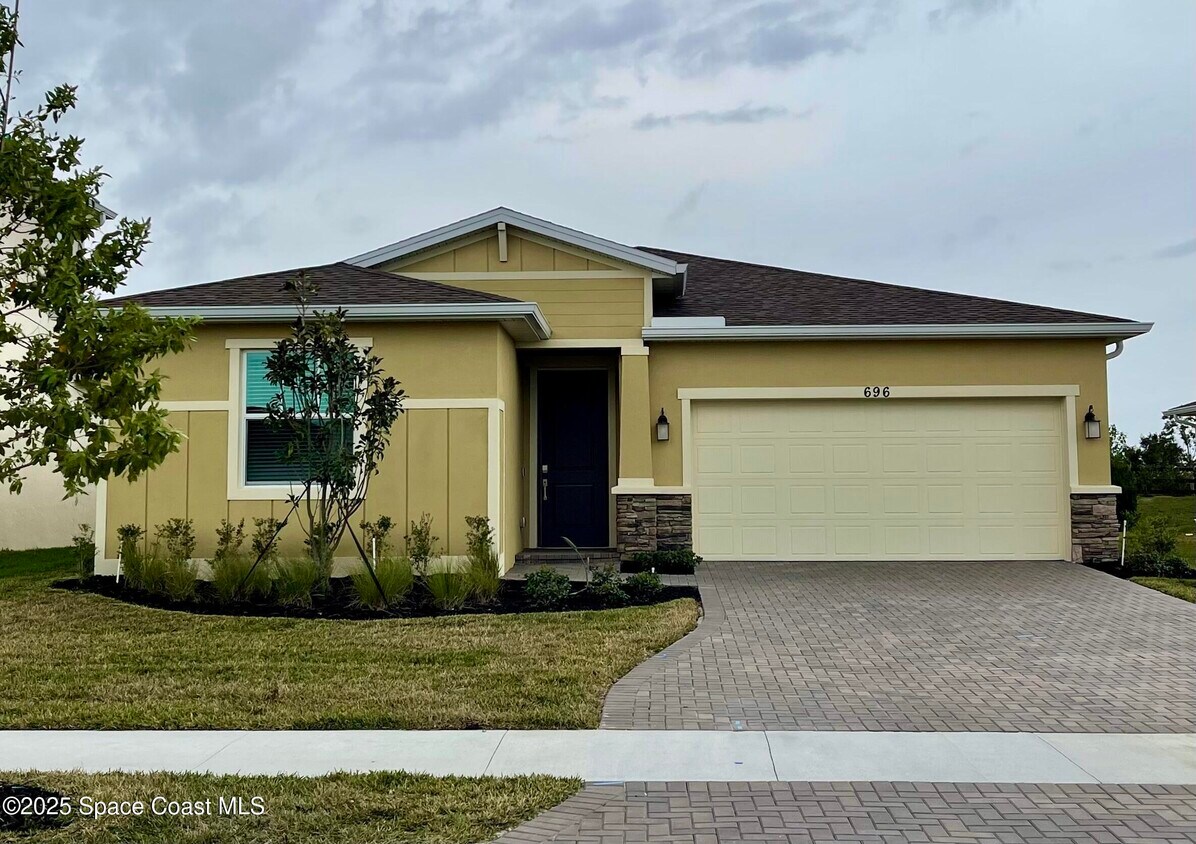 Primary Photo - 696 Veridian Cir NW