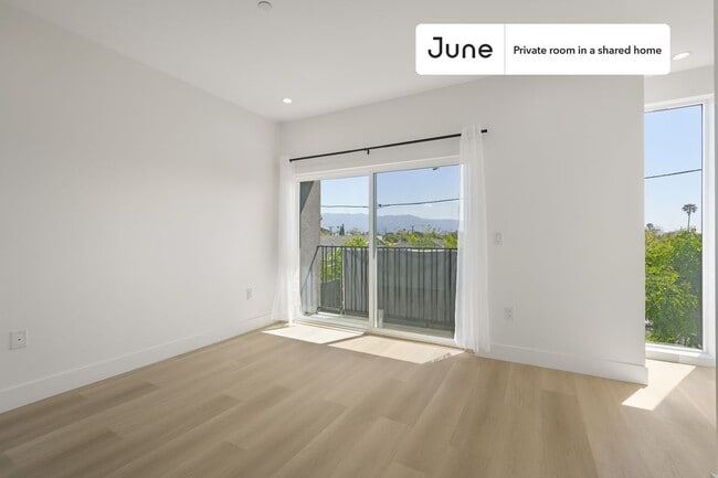 Building Photo - Private bedroom in 5 bed/5 bath Home