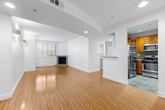 Building Photo - Modern 3 Bed, 2 Bath Condo for Lease – 1,320 Sq Ft – Prime Sherman Oaks Location