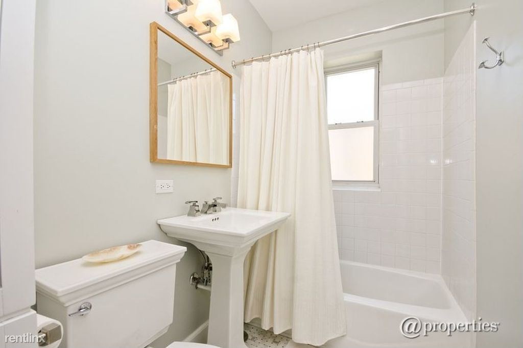 Primary Photo - 2867 W Leland Ave