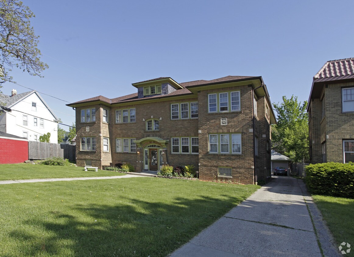 4210 W Juneau Ave, Milwaukee, WI 53208 Apartments in Milwaukee, WI