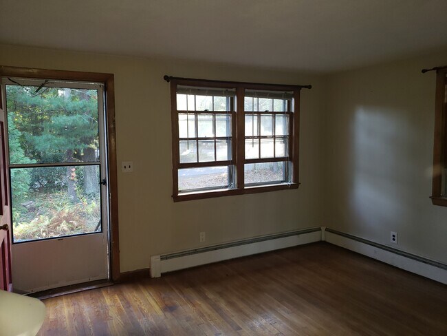 Living room - 27 Pine St