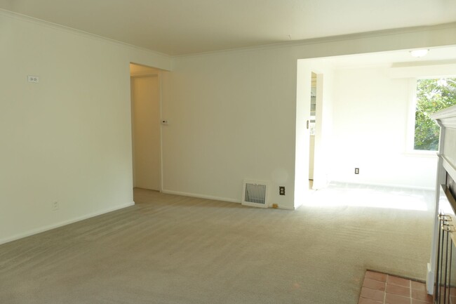 Foto del edificio - 4 Bedroom, 1 Bathroom Home on Large Corner...