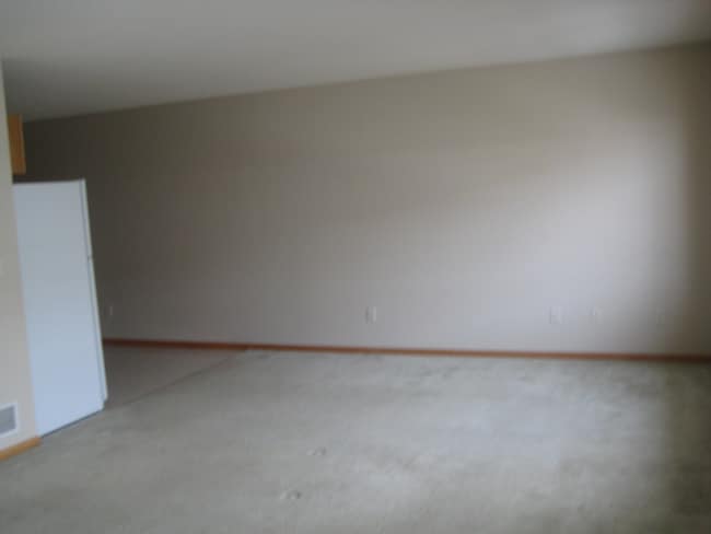 Building Photo - 1613 County Rd D E