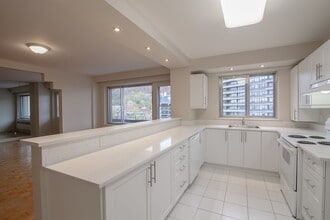 Building Photo - 3555 Chem. de la Côte-des-Neiges