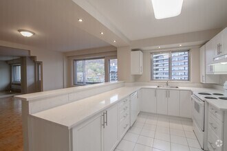 Building Photo - 3555 Chem. de la Côte-des-Neiges