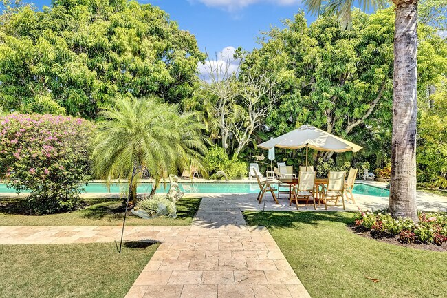 Building Photo - 302 NE 7th Ave