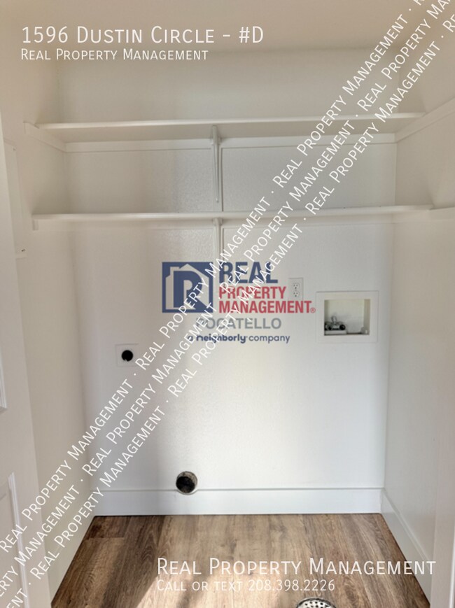 Building Photo - 1596 Dustin Cir