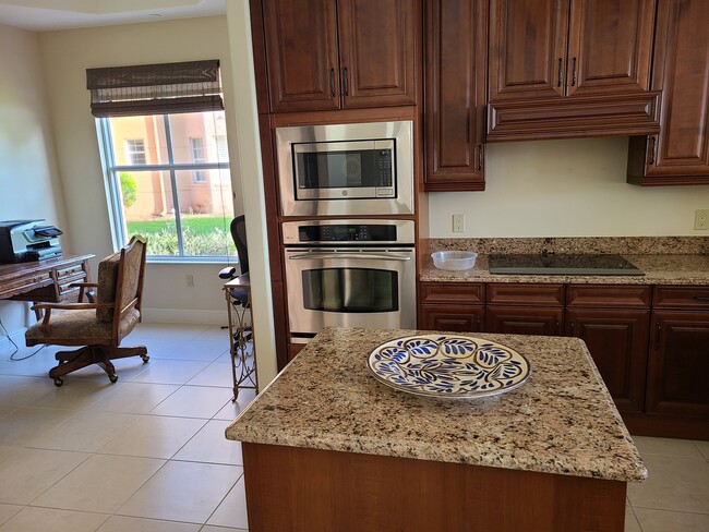 Well equipped kitchen with modern appliances - 534 Avellino Isles Cir