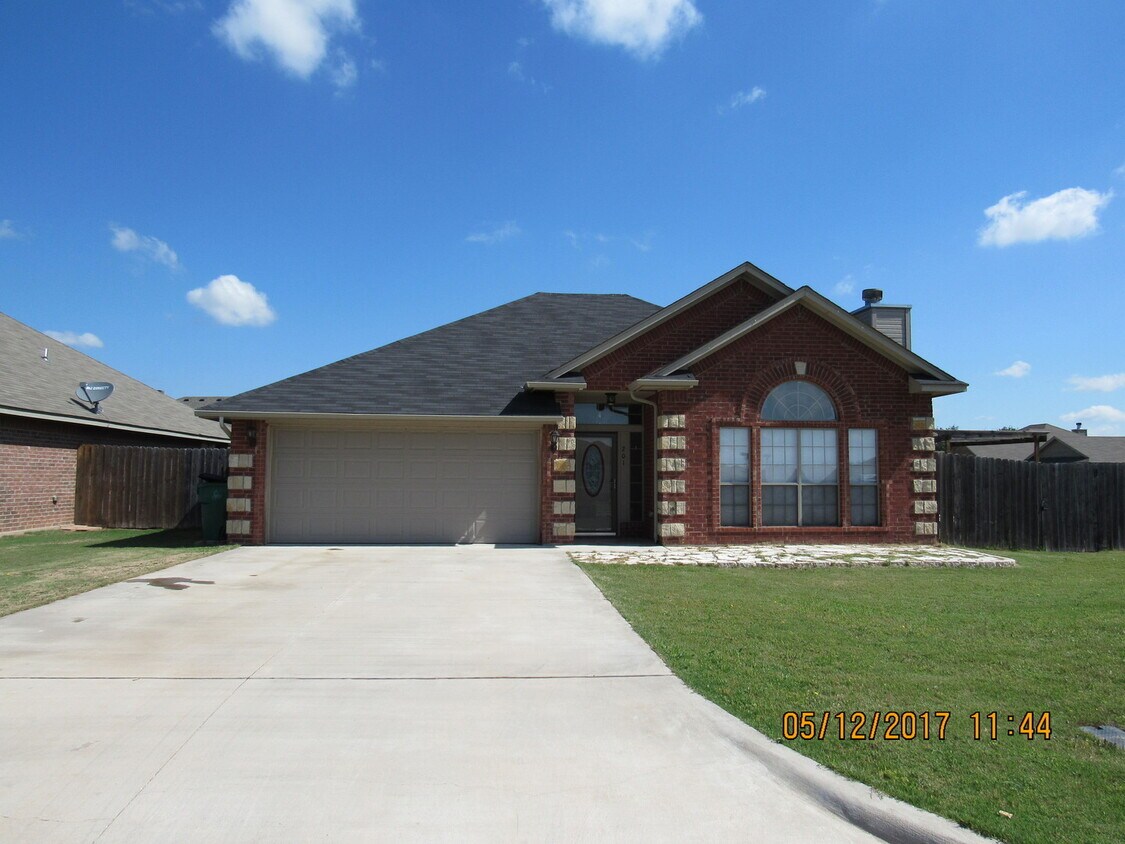 Foto principal - Great home in Cache, OK. Pets negotiable w...