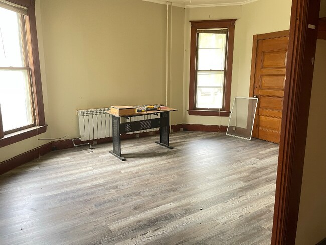 Building Photo - 531 S Oak Ave