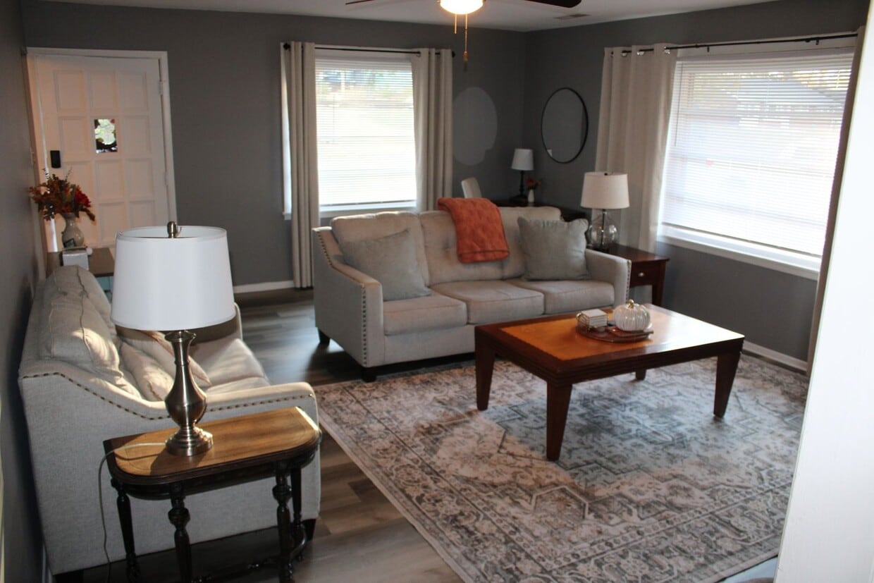 Foto principal - 3 bed 2 bath 2 car garage near campus.