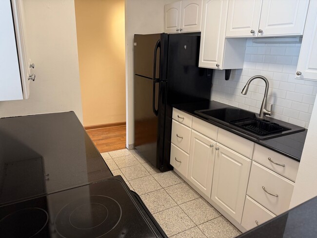 Building Photo - Updated 1 bedroom Condo in Granville Beach!