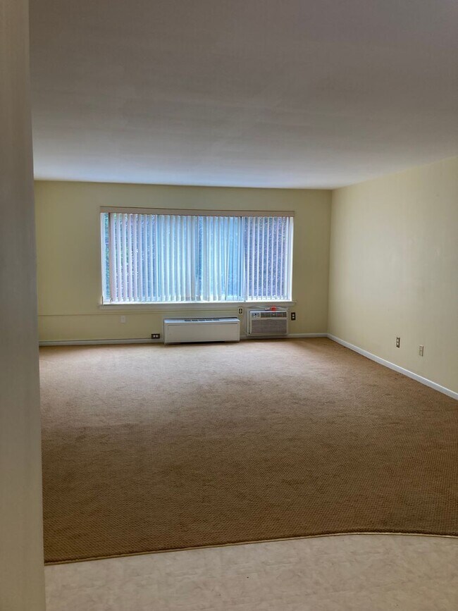 Building Photo - Large 2 bedroom condo close to the beach