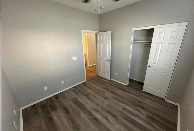 Building Photo - 833 E Minton St