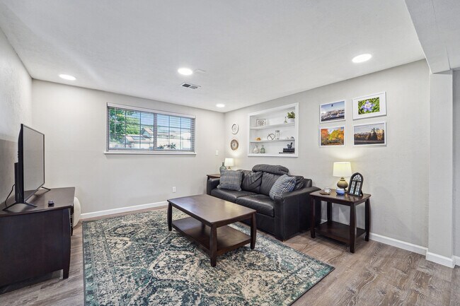 Building Photo - 1376 S Drew Way