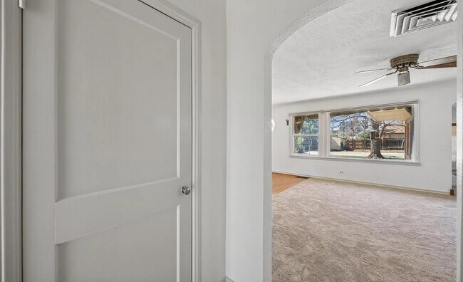 Foto del edificio - 1299 S Dale Ct
