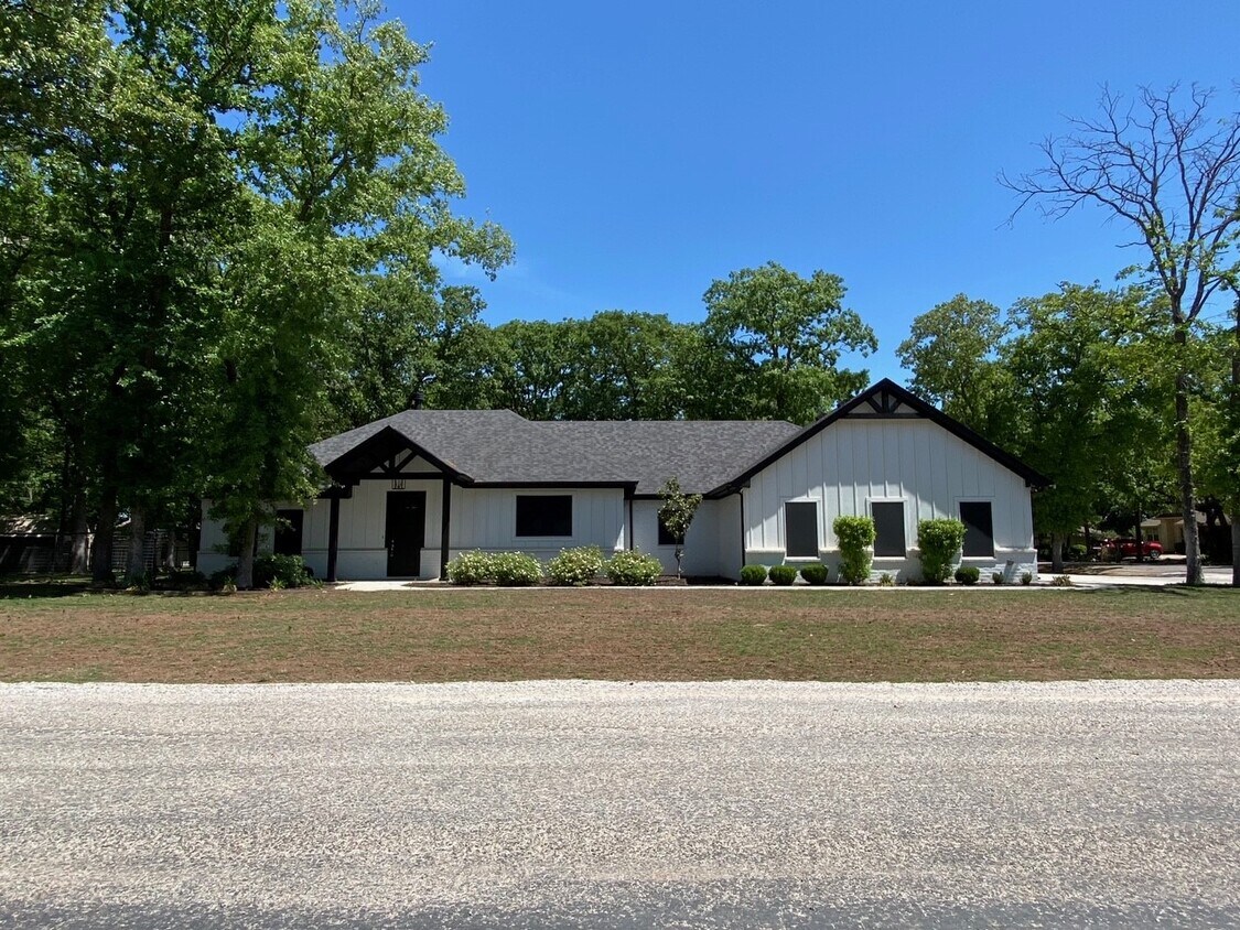 501 Monna Ct, Granbury, TX 76049 House Rental in Granbury, TX