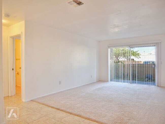 Building Photo - Beautiful 2 Bed 2 Bath Condo Located in Ca...