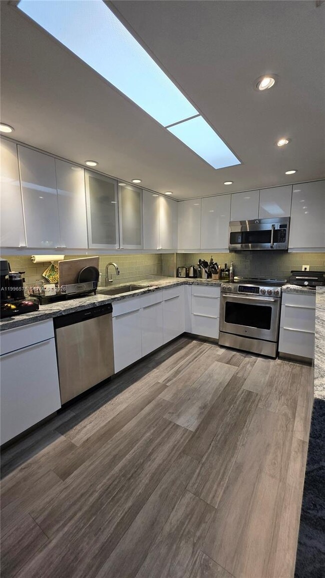 Foto del edificio - 5825 Collins Ave