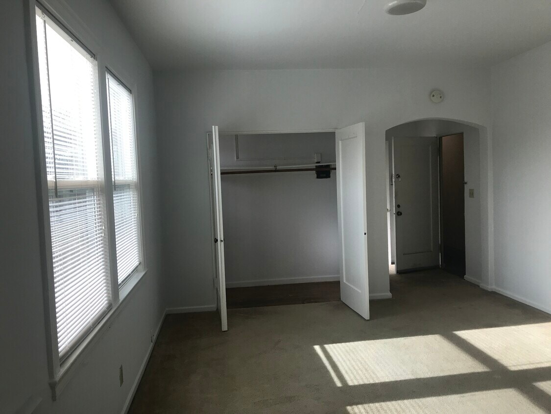 Primary Photo - 521 W MacArthur Blvd