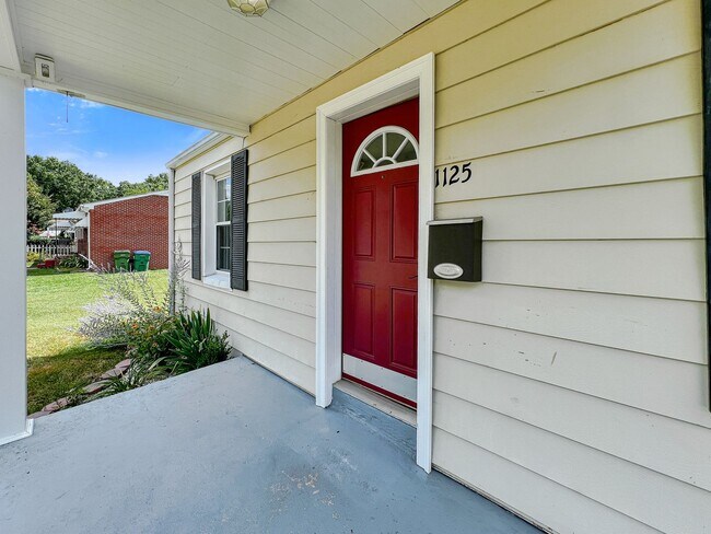 Foto del edificio - Charming 3 Bed, 2 Bath Home Minutes From B...